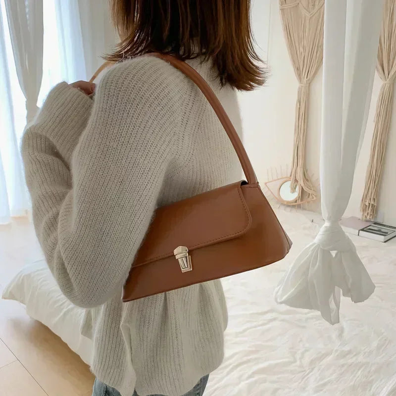 תיק באגט עם דש וסגר מתכת – תמונה 5